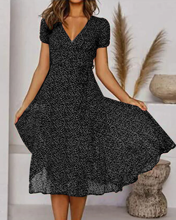Robe d'été en mousseline avec imprimé floral et col V, coupe fluide pour un style féminin et léger.