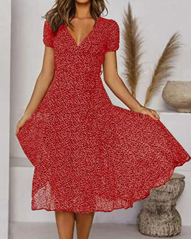 Robe d'été en mousseline avec imprimé floral et col V, coupe fluide pour un style féminin et léger.