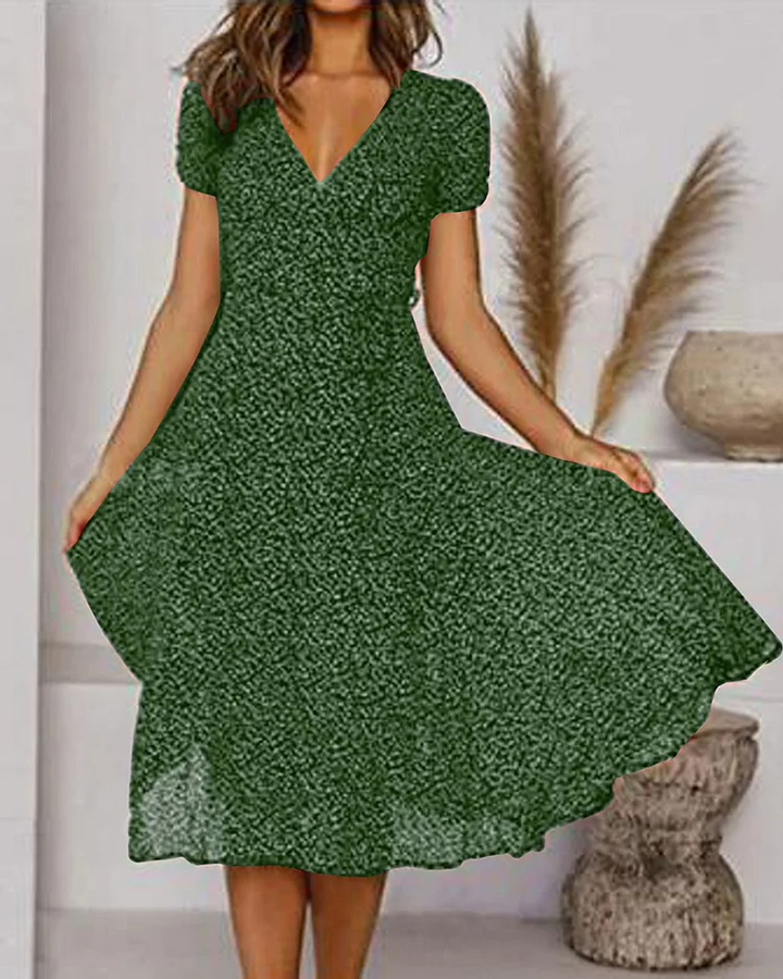 Robe d'été en mousseline avec imprimé floral et col V, coupe fluide pour un style féminin et léger.