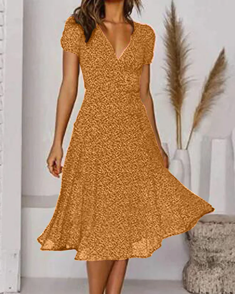 Robe d'été en mousseline avec imprimé floral et col V, coupe fluide pour un style féminin et léger.