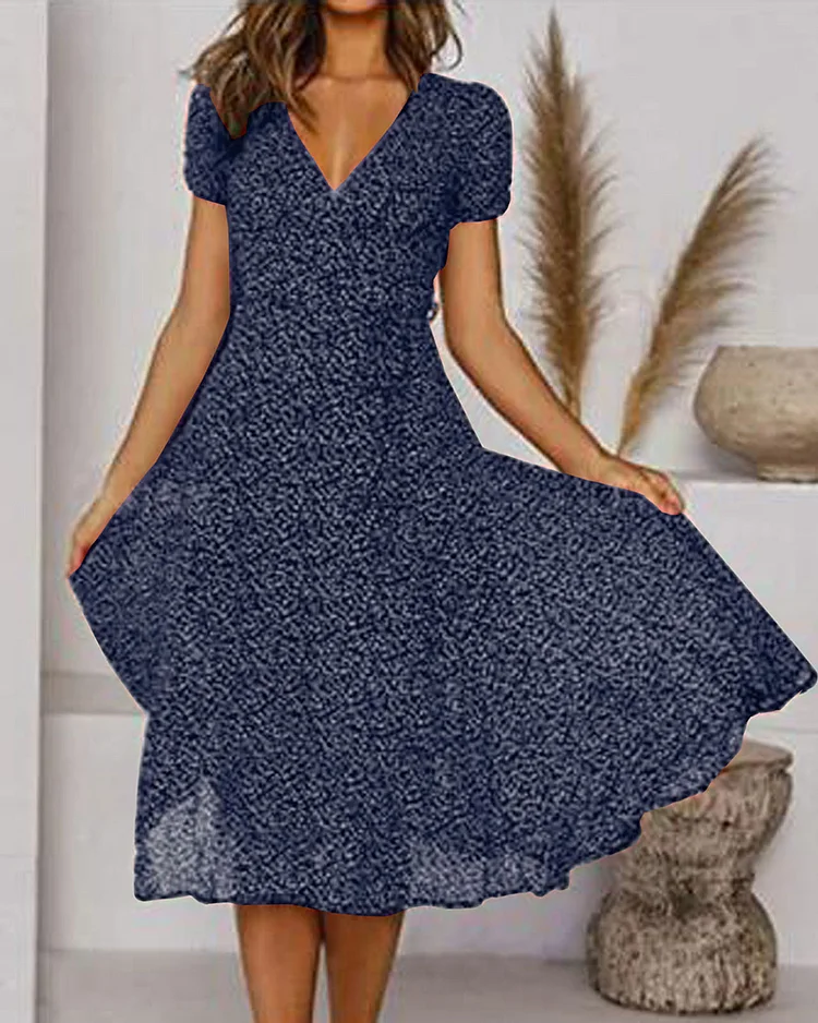 Robe d'été en mousseline avec imprimé floral et col V, coupe fluide pour un style féminin et léger.