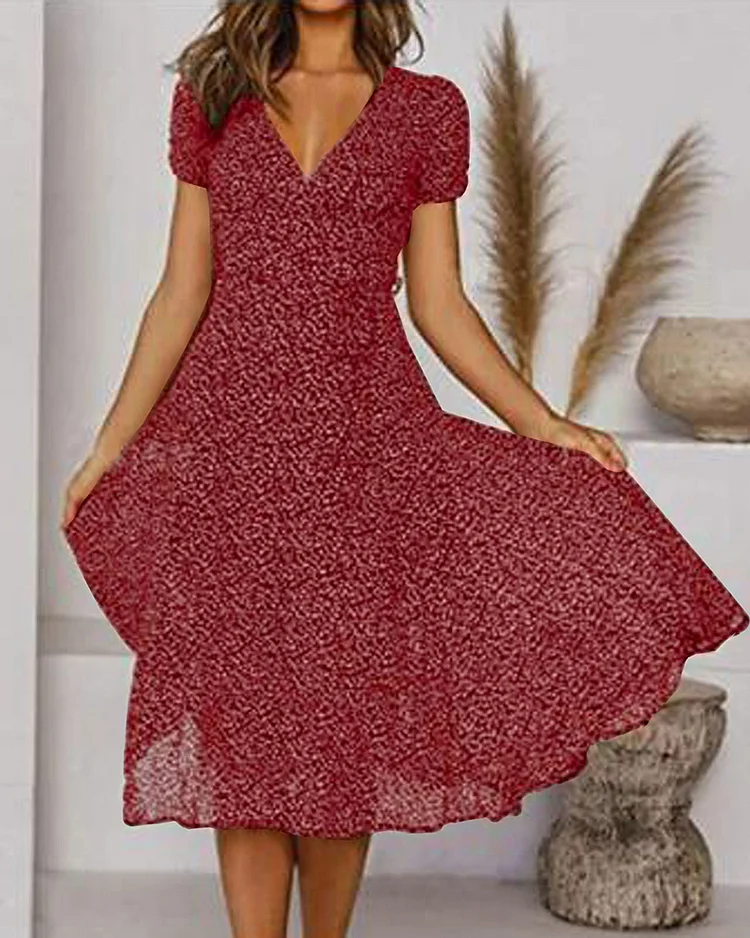 Robe d'été en mousseline avec imprimé floral et col V, coupe fluide pour un style féminin et léger.