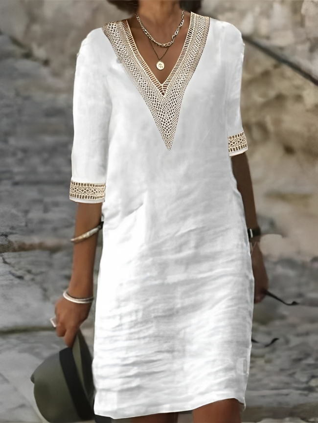 Robe d'été féminine avec col en V, détails en crochet, coupe fluide et élégante, idéale pour les journées ensoleillées.