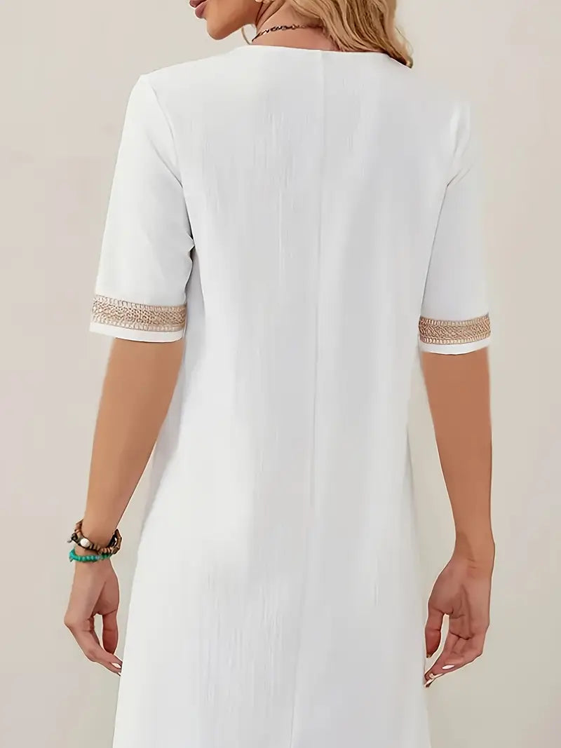 Robe d'été féminine avec col en V, détails en crochet, coupe fluide et élégante, idéale pour les journées ensoleillées.