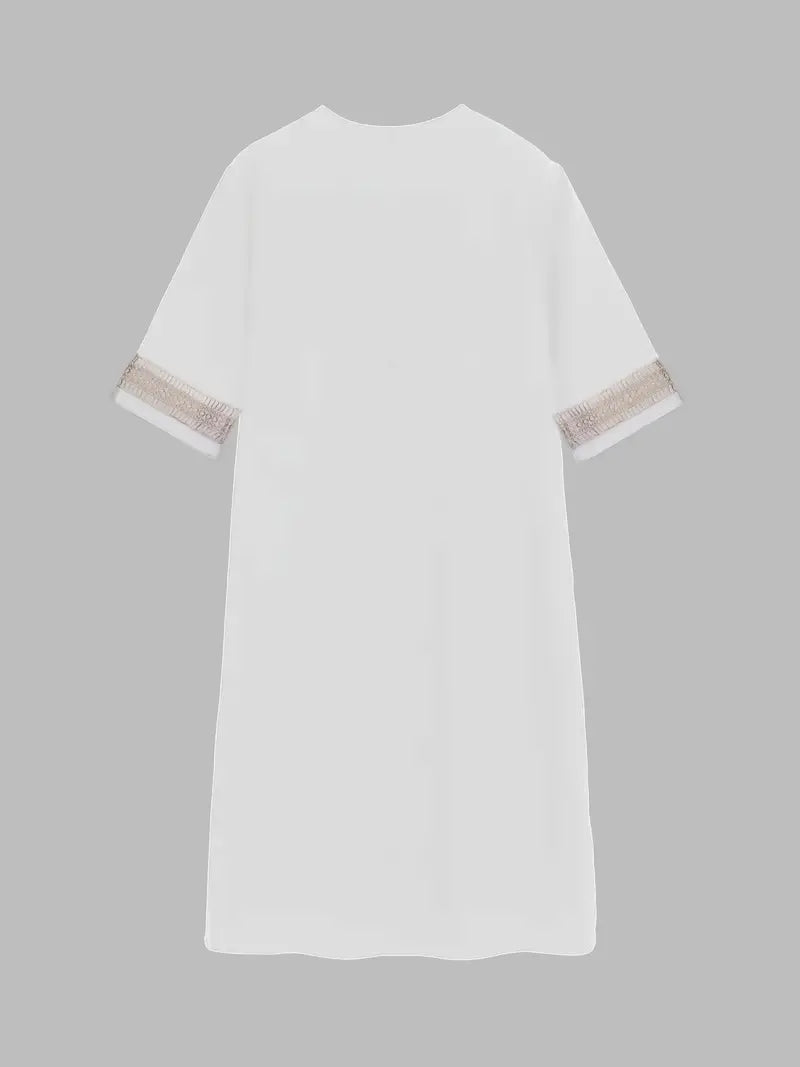 Robe d'été féminine avec col en V, détails en crochet, coupe fluide et élégante, idéale pour les journées ensoleillées.