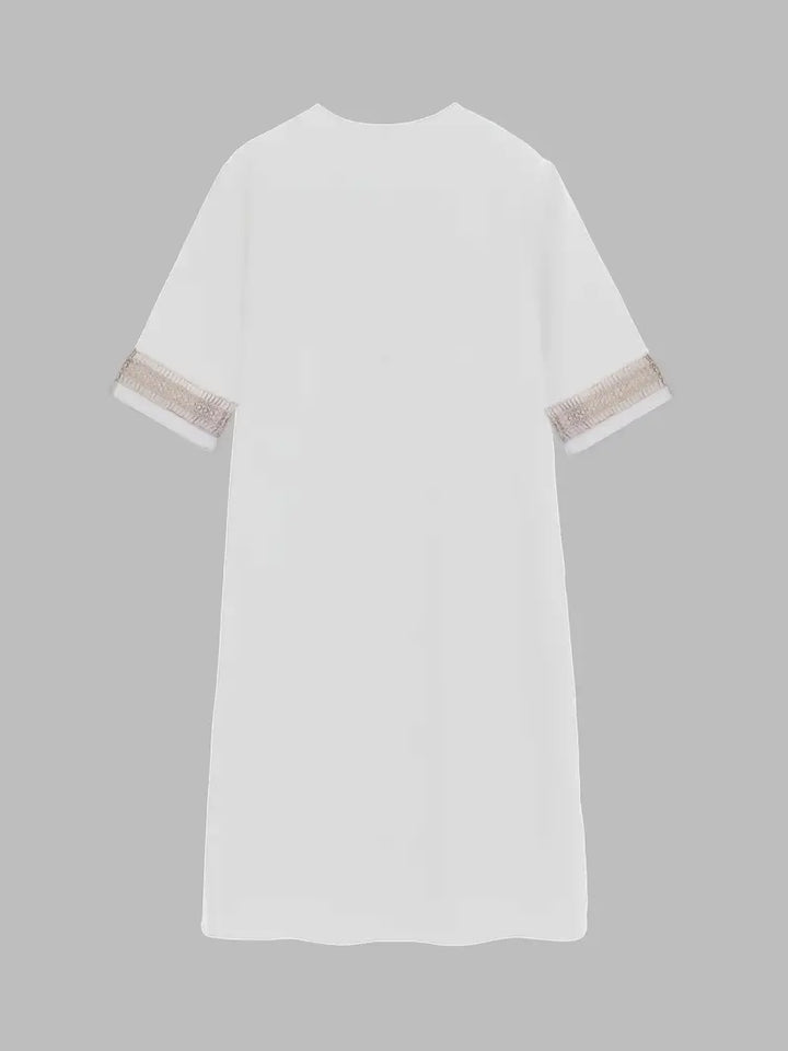 Robe d'été féminine avec col en V, détails en crochet, coupe fluide et élégante, idéale pour les journées ensoleillées.
