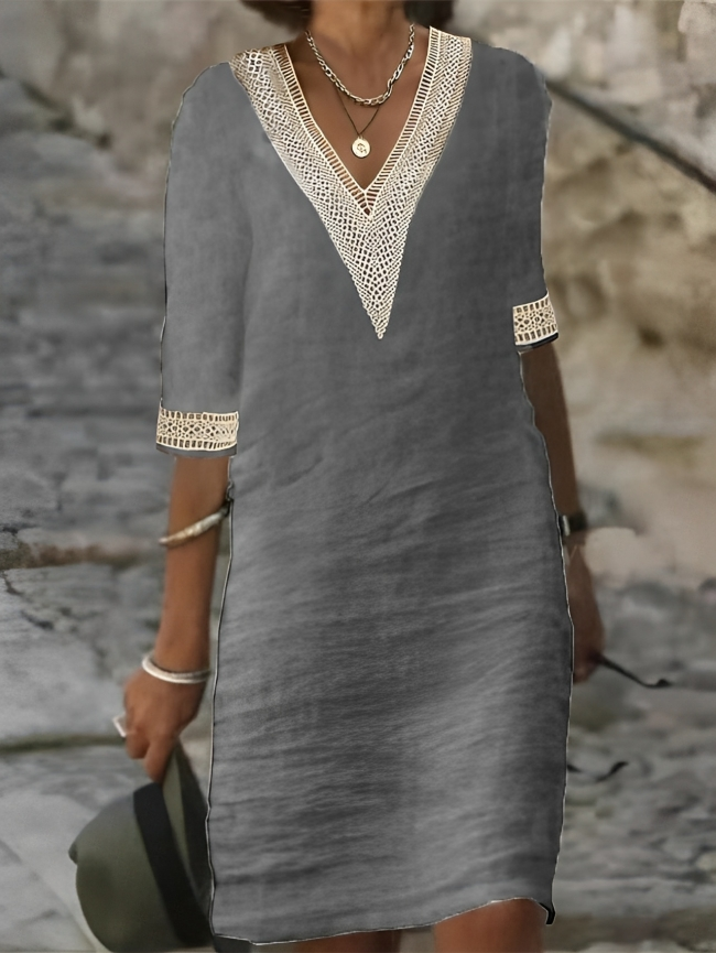 Robe d'été féminine avec col en V, détails en crochet, coupe fluide et élégante, idéale pour les journées ensoleillées.