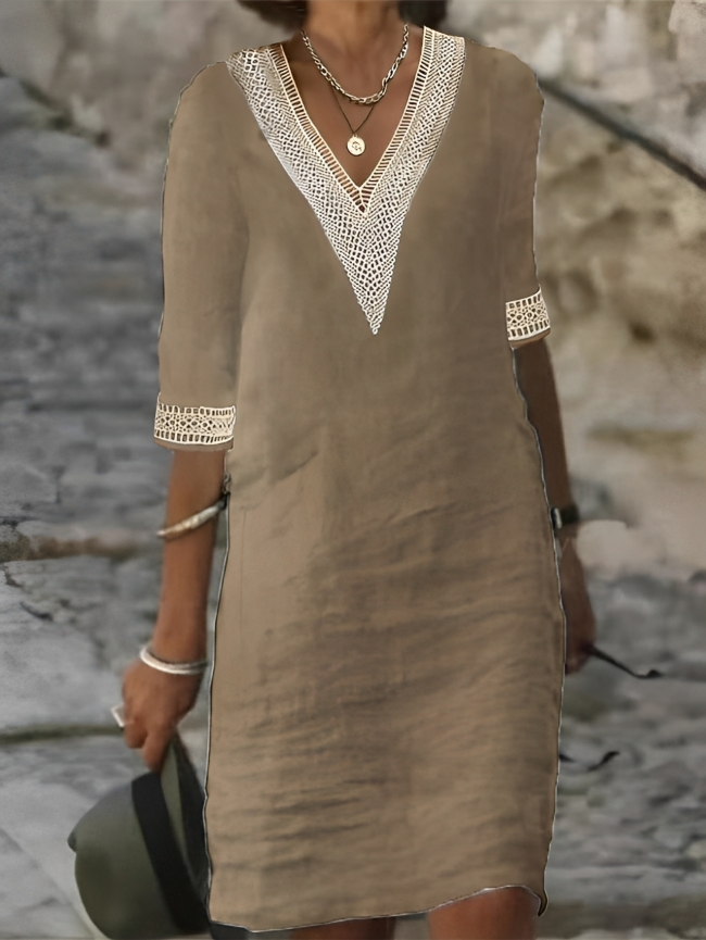 Robe d'été féminine avec col en V, détails en crochet, coupe fluide et élégante, idéale pour les journées ensoleillées.