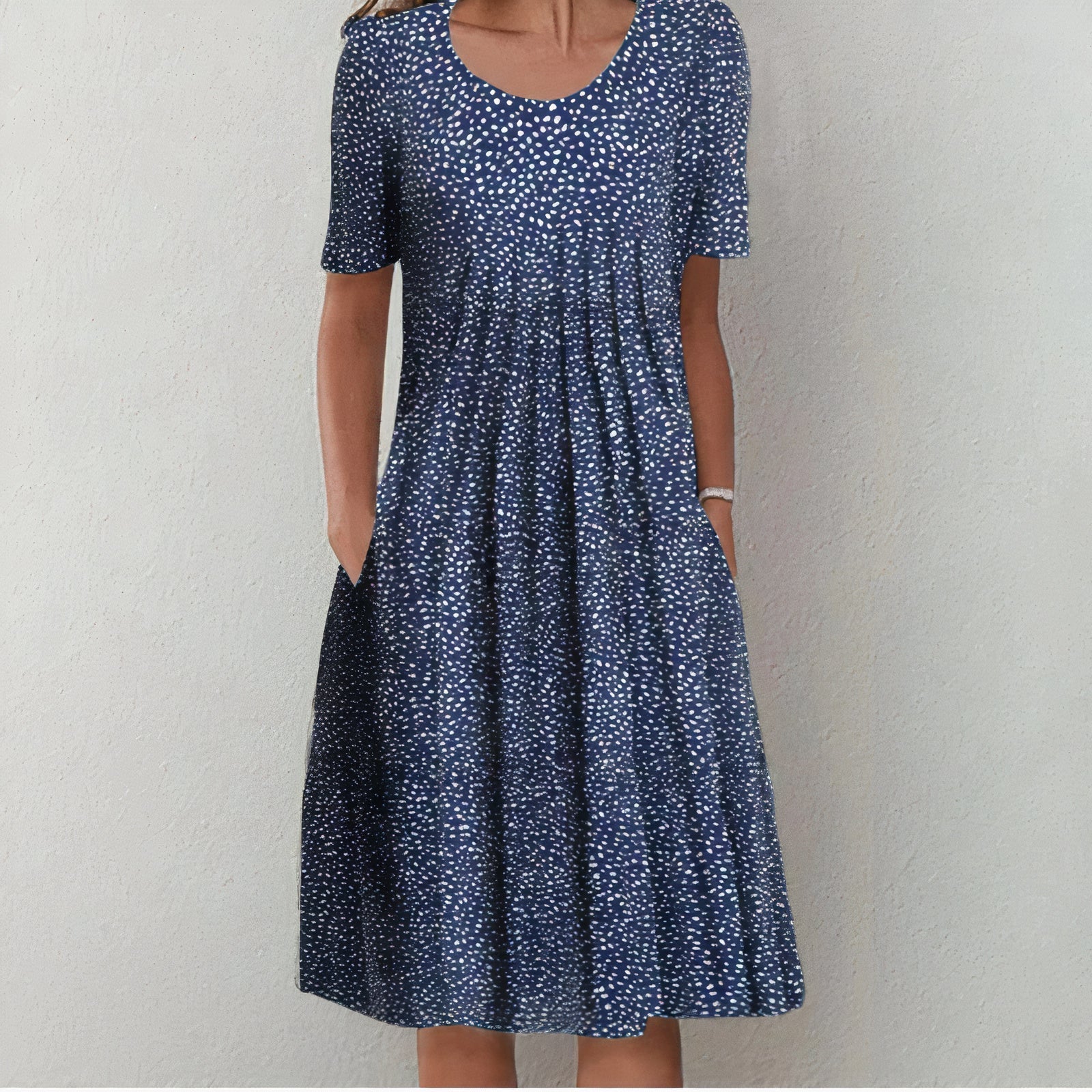 "Robe d'été femme en coton blanche, élégante et légère, idéale pour journées chaudes, design intemporel et confortable."