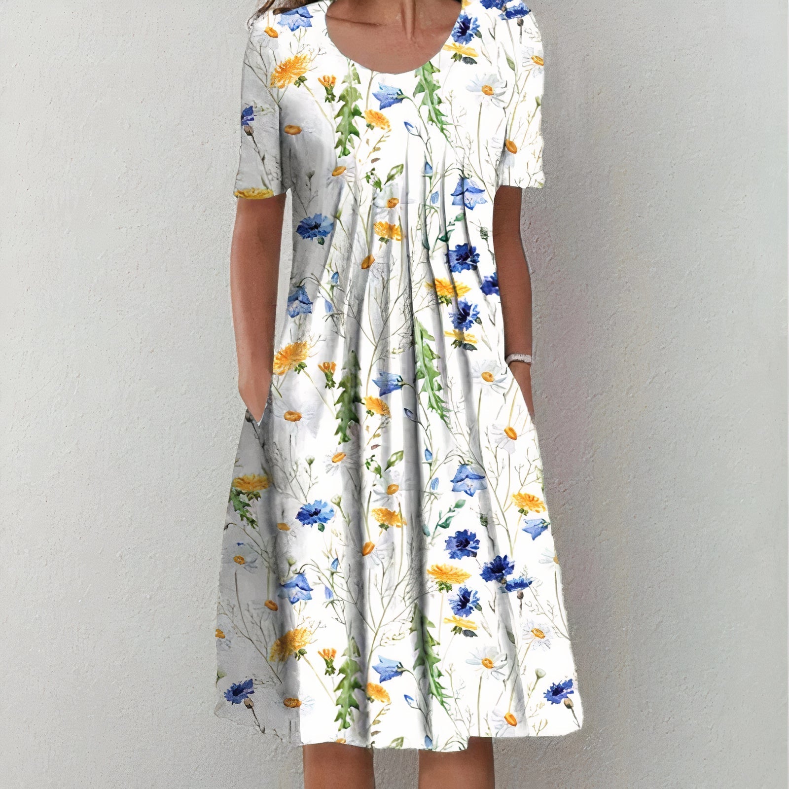 "Robe d'été femme en coton blanche, élégante et légère, idéale pour journées chaudes, design intemporel et confortable."