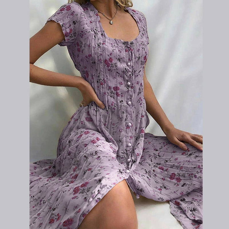 "Robe d'été fleurie Elvira élégante et aérienne, imprimé floral charmant, coupe fluide et flatteuse idéale pour l'été."