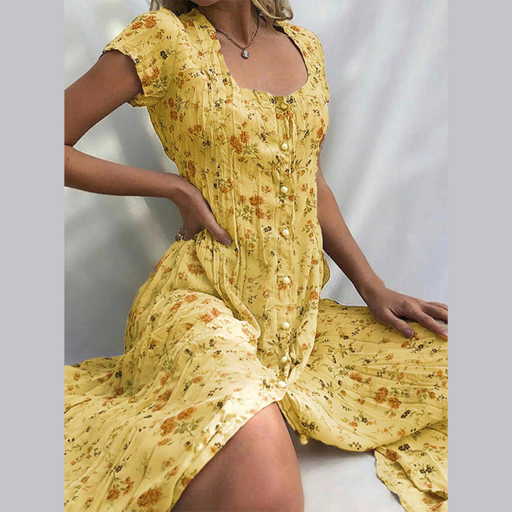 "Robe d'été fleurie Elvira élégante et aérienne, imprimé floral charmant, coupe fluide et flatteuse idéale pour l'été."