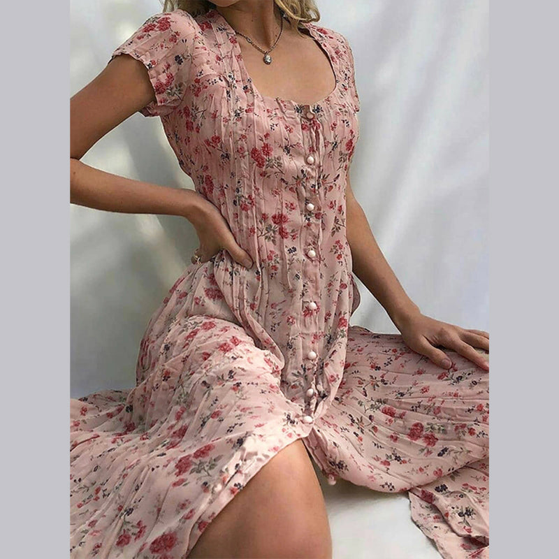 "Robe d'été fleurie Elvira élégante et aérienne, imprimé floral charmant, coupe fluide et flatteuse idéale pour l'été."