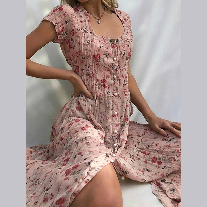 "Robe d'été fleurie Elvira élégante et aérienne, imprimé floral charmant, coupe fluide et flatteuse idéale pour l'été."