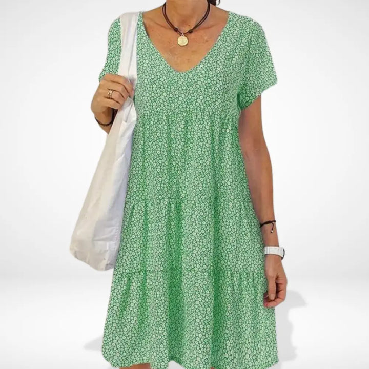"Robe d'été fluide à motif fleuri contrasté, manches 3/4, couleurs vibrantes pour femme, coupe aérienne, mode estivale."