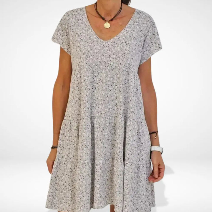 "Robe d'été fluide à motif fleuri contrasté, manches 3/4, couleurs vibrantes pour femme, coupe aérienne, mode estivale."