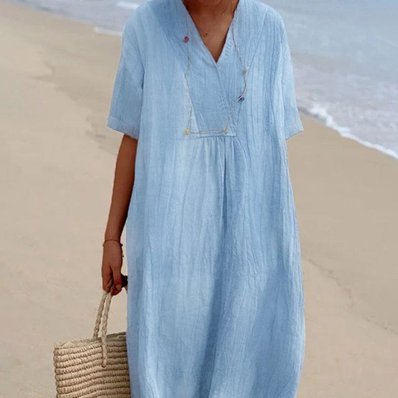 "Robe d'été fluide et élégante Johanna, en tissu léger, idéale pour un look féminin sous le soleil."