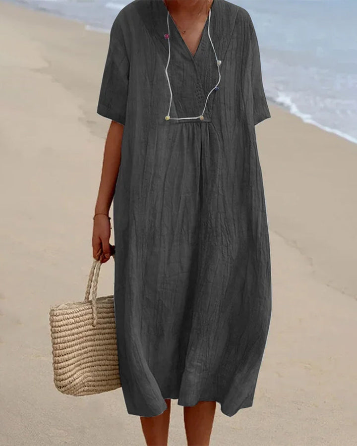 "Robe d'été fluide et élégante Johanna, en tissu léger, idéale pour un look féminin sous le soleil."