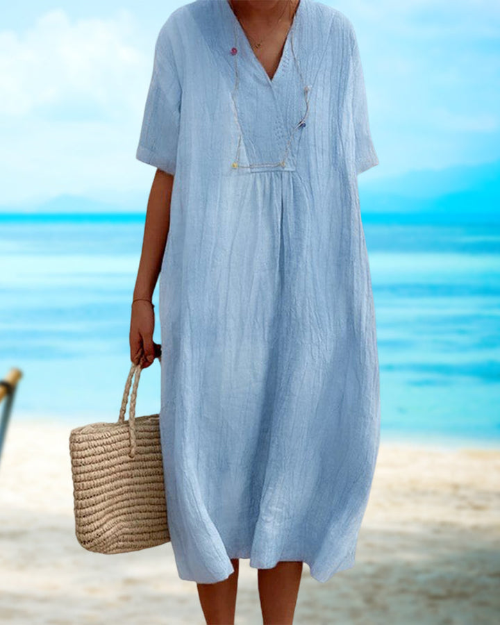 "Robe d'été fluide et élégante Johanna, en tissu léger, idéale pour un look féminin sous le soleil."