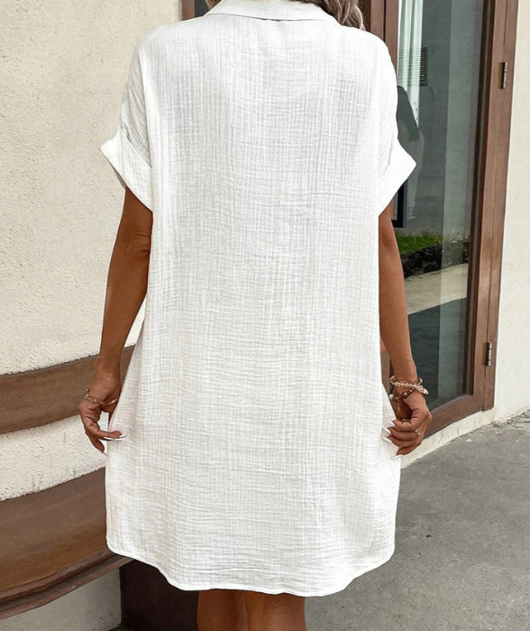 "Robe d'été légère avec encolure en V, coupe ample et bretelles réglables, vue frontale, idéale pour l'été."