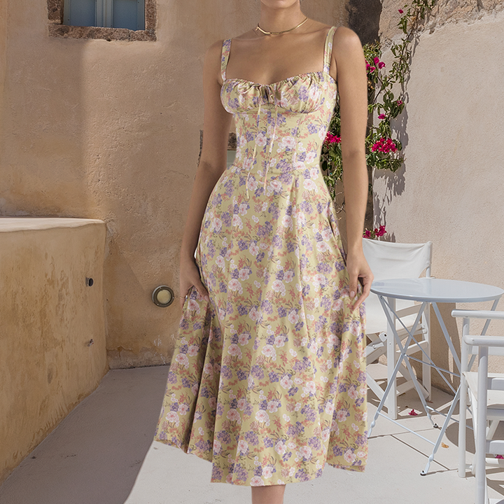 "Robe d'été légère pour femme, design floral élégant et cintré, idéale pour les journées ensoleillées, tissu respirant"
