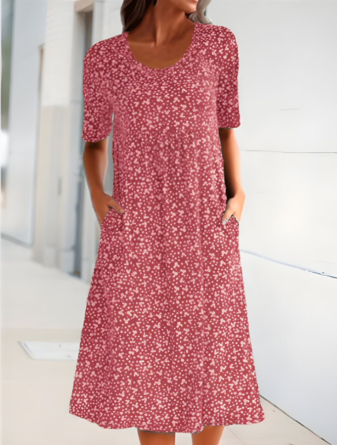 "Robe d'été légère Sophie, élégante avec tissu respirant, design moderne, idéale pour sorties estivales décontractées."