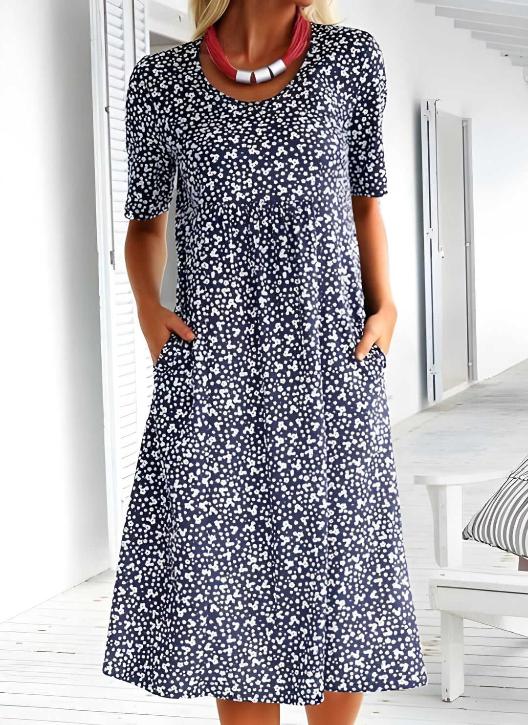 "Robe d'été légère Sophie, élégante avec tissu respirant, design moderne, idéale pour sorties estivales décontractées."