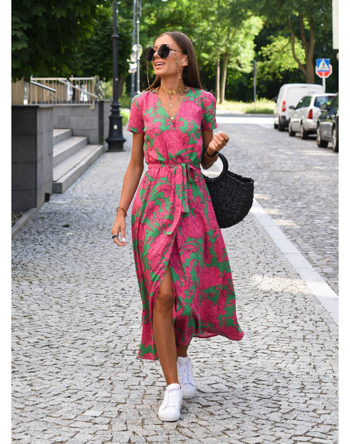"Robe d'été Louise, couleur vibrante, motifs floraux élégants, tissu doux, parfaite pour les occasions estivales."