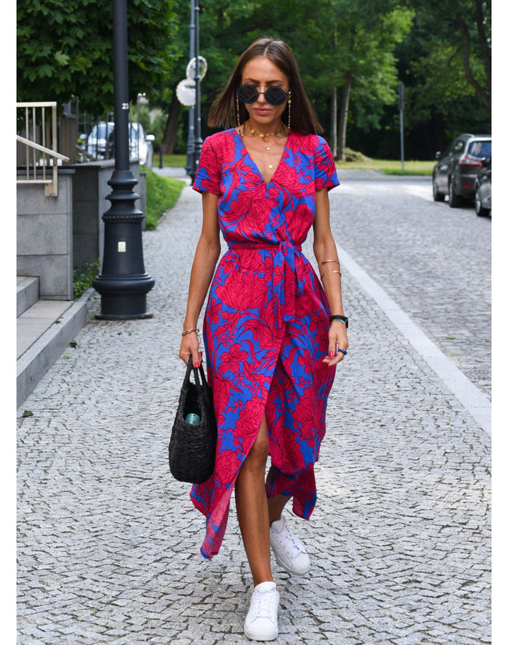 "Robe d'été Louise, couleur vibrante, motifs floraux élégants, tissu doux, parfaite pour les occasions estivales."