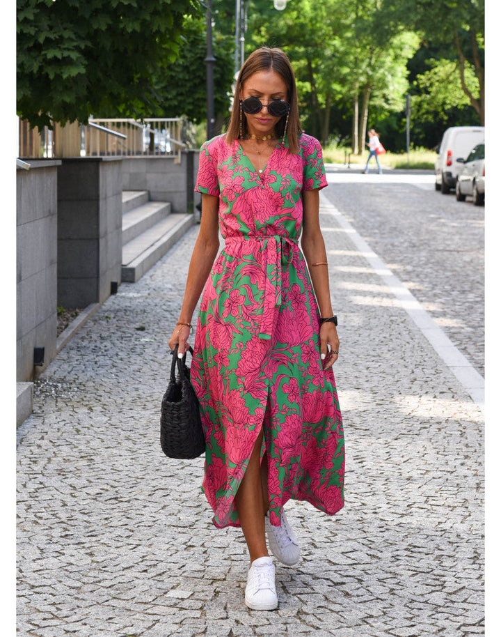 "Robe d'été Louise, couleur vibrante, motifs floraux élégants, tissu doux, parfaite pour les occasions estivales."