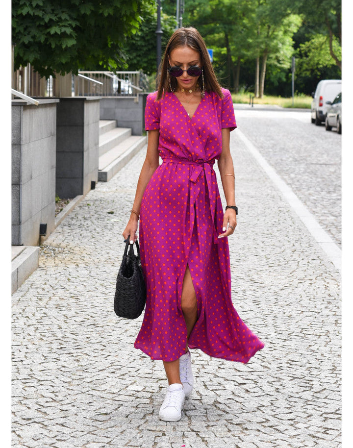 "Robe d'été Louise, couleur vibrante, motifs floraux élégants, tissu doux, parfaite pour les occasions estivales."