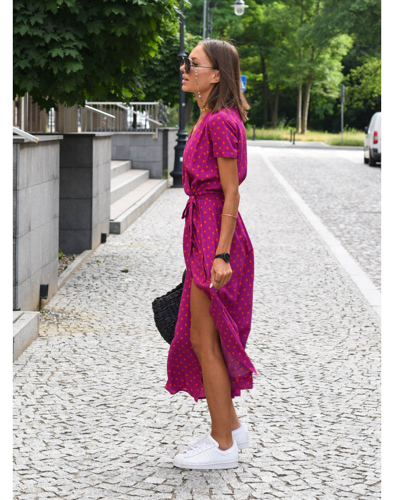 "Robe d'été Louise, couleur vibrante, motifs floraux élégants, tissu doux, parfaite pour les occasions estivales."