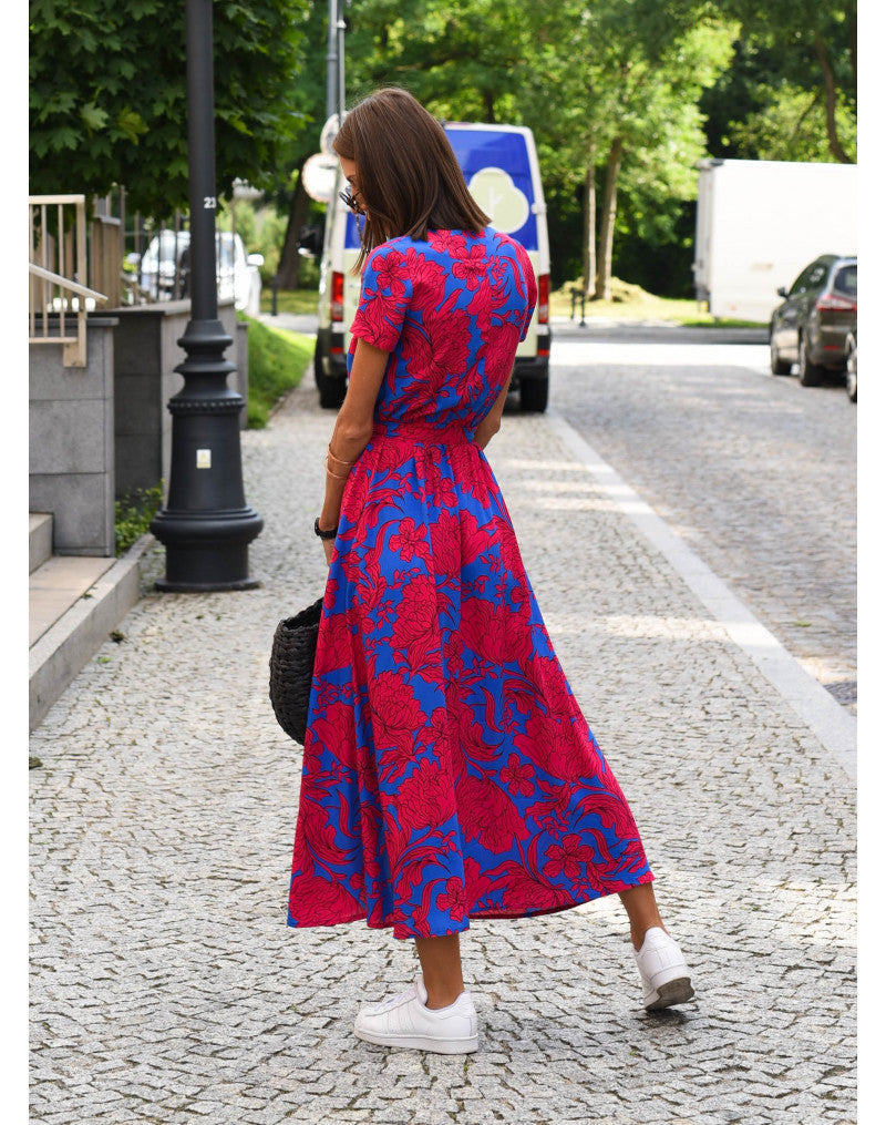 "Robe d'été Louise, couleur vibrante, motifs floraux élégants, tissu doux, parfaite pour les occasions estivales."