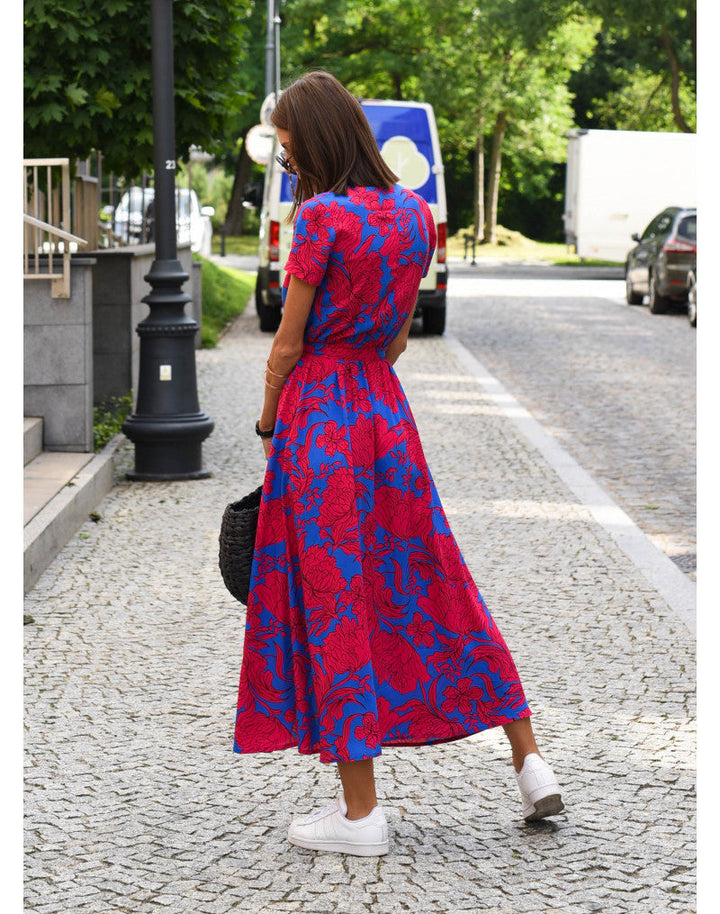 "Robe d'été Louise, couleur vibrante, motifs floraux élégants, tissu doux, parfaite pour les occasions estivales."