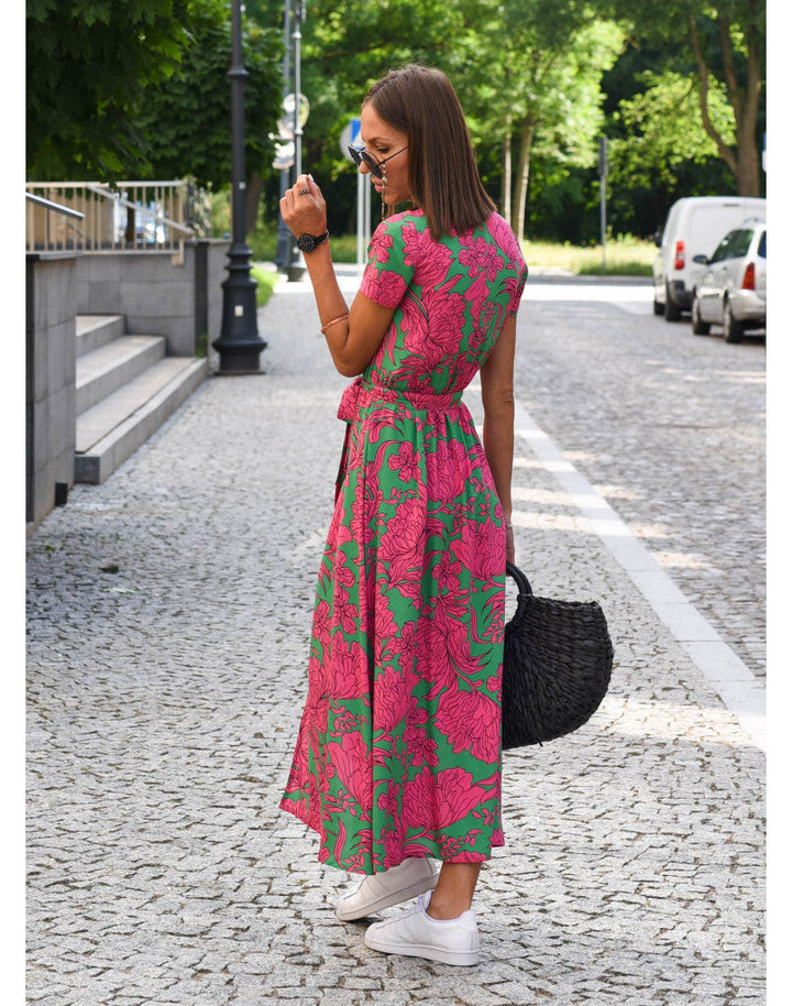 "Robe d'été Louise, couleur vibrante, motifs floraux élégants, tissu doux, parfaite pour les occasions estivales."
