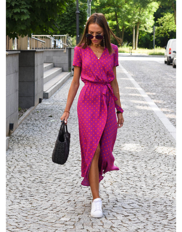 "Robe d'été Louise, couleur vibrante, motifs floraux élégants, tissu doux, parfaite pour les occasions estivales."