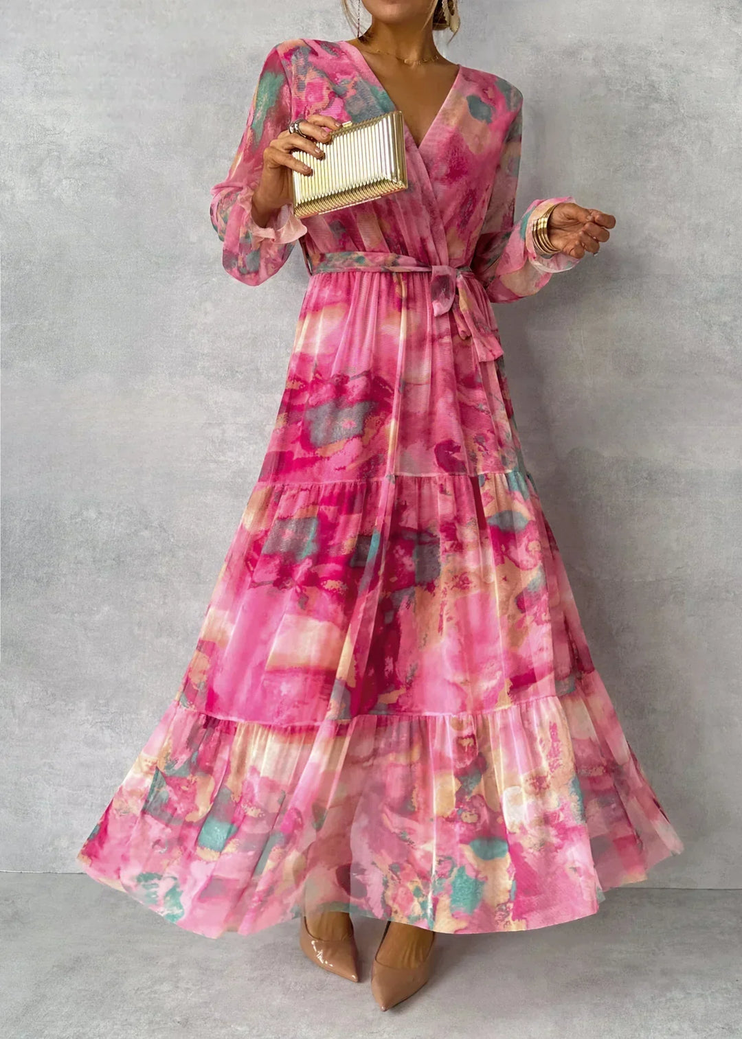 "Robe d'été maxi pour femme avec imprimé floral délicat, style élégant et frais, idéale pour les journées ensoleillées."