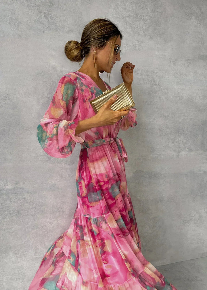 "Robe d'été maxi pour femme avec imprimé floral délicat, style élégant et frais, idéale pour les journées ensoleillées."