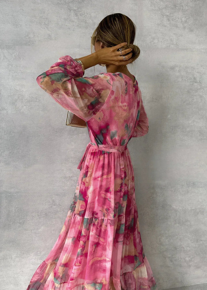 "Robe d'été maxi pour femme avec imprimé floral délicat, style élégant et frais, idéale pour les journées ensoleillées."