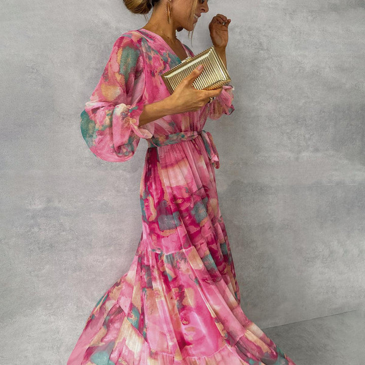 "Robe d'été maxi pour femme avec imprimé floral délicat, style élégant et frais, idéale pour les journées ensoleillées."