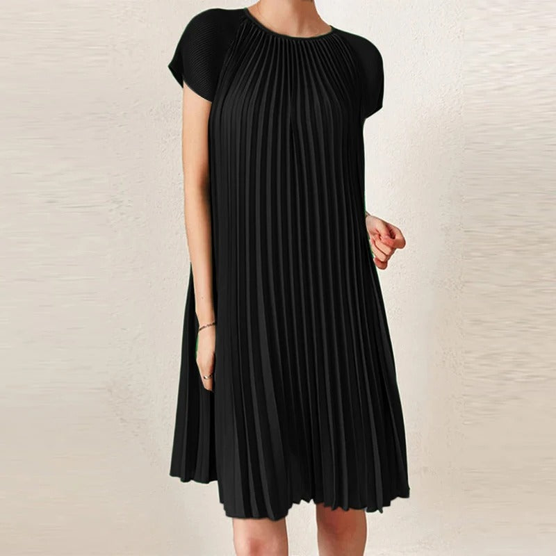 "Robe d'été plissée élégante pour femmes, couleur noire, coupe flatteuse idéale pour événements estivaux."