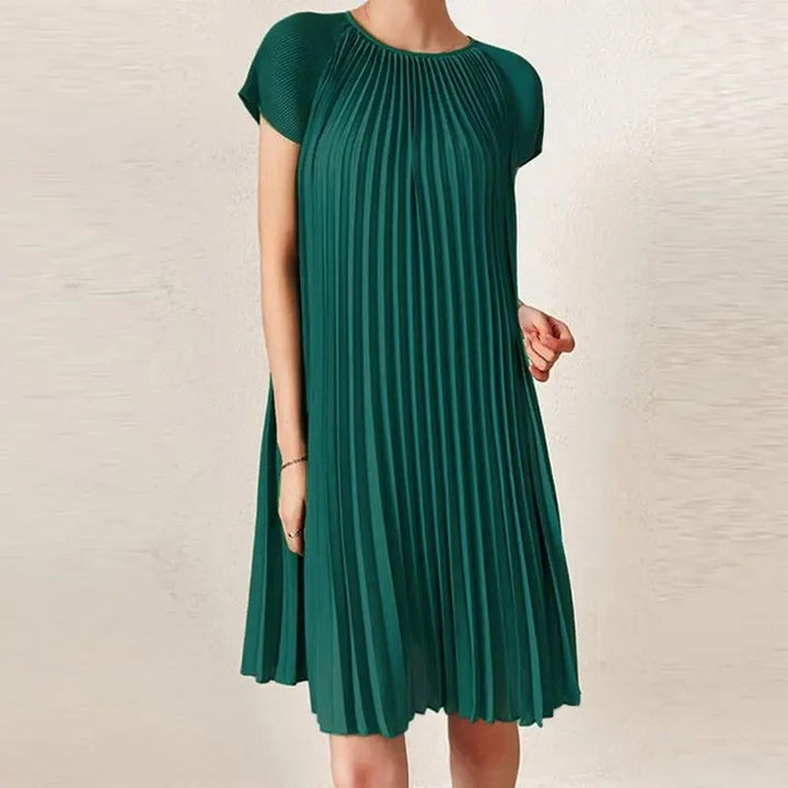 "Robe d'été plissée élégante pour femmes, couleur noire, coupe flatteuse idéale pour événements estivaux."