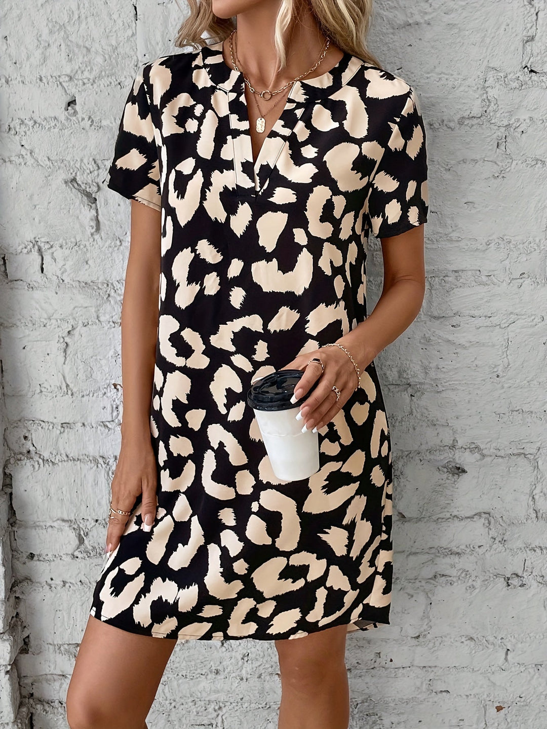 "Robe élégante à imprimé léopard pour femme, col V et manches courtes, parfaite pour un style chic."