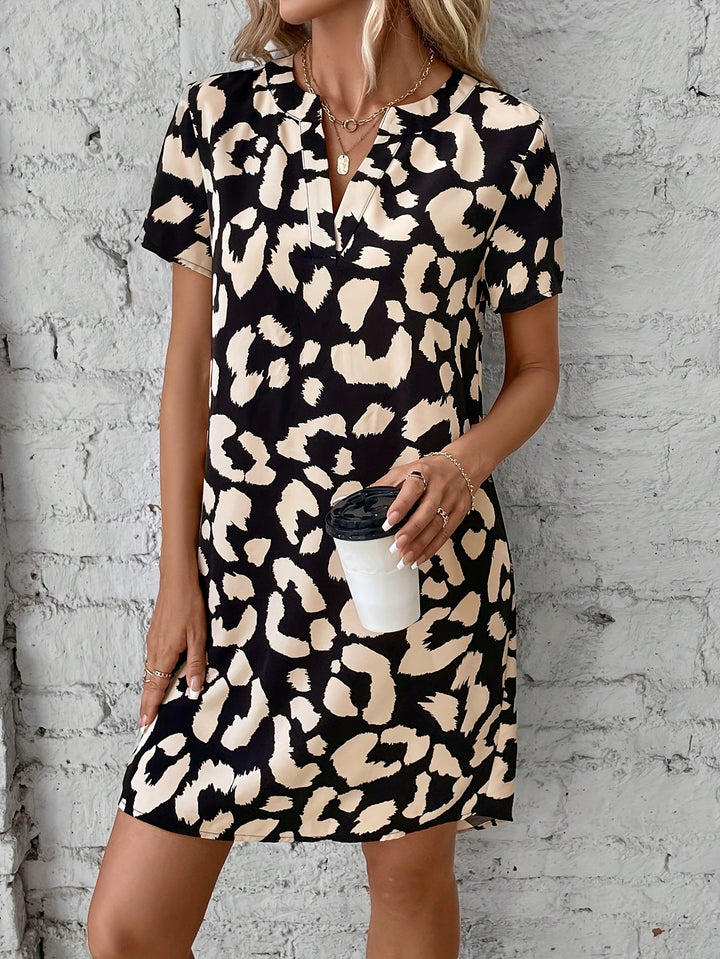 "Robe élégante à imprimé léopard pour femme, col V et manches courtes, parfaite pour un style chic."