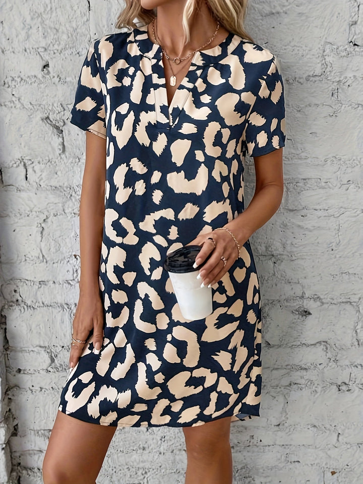 "Robe élégante à imprimé léopard pour femme, col V et manches courtes, parfaite pour un style chic."