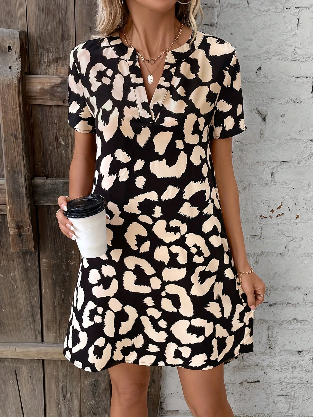"Robe élégante à imprimé léopard pour femme, col V et manches courtes, parfaite pour un style chic."