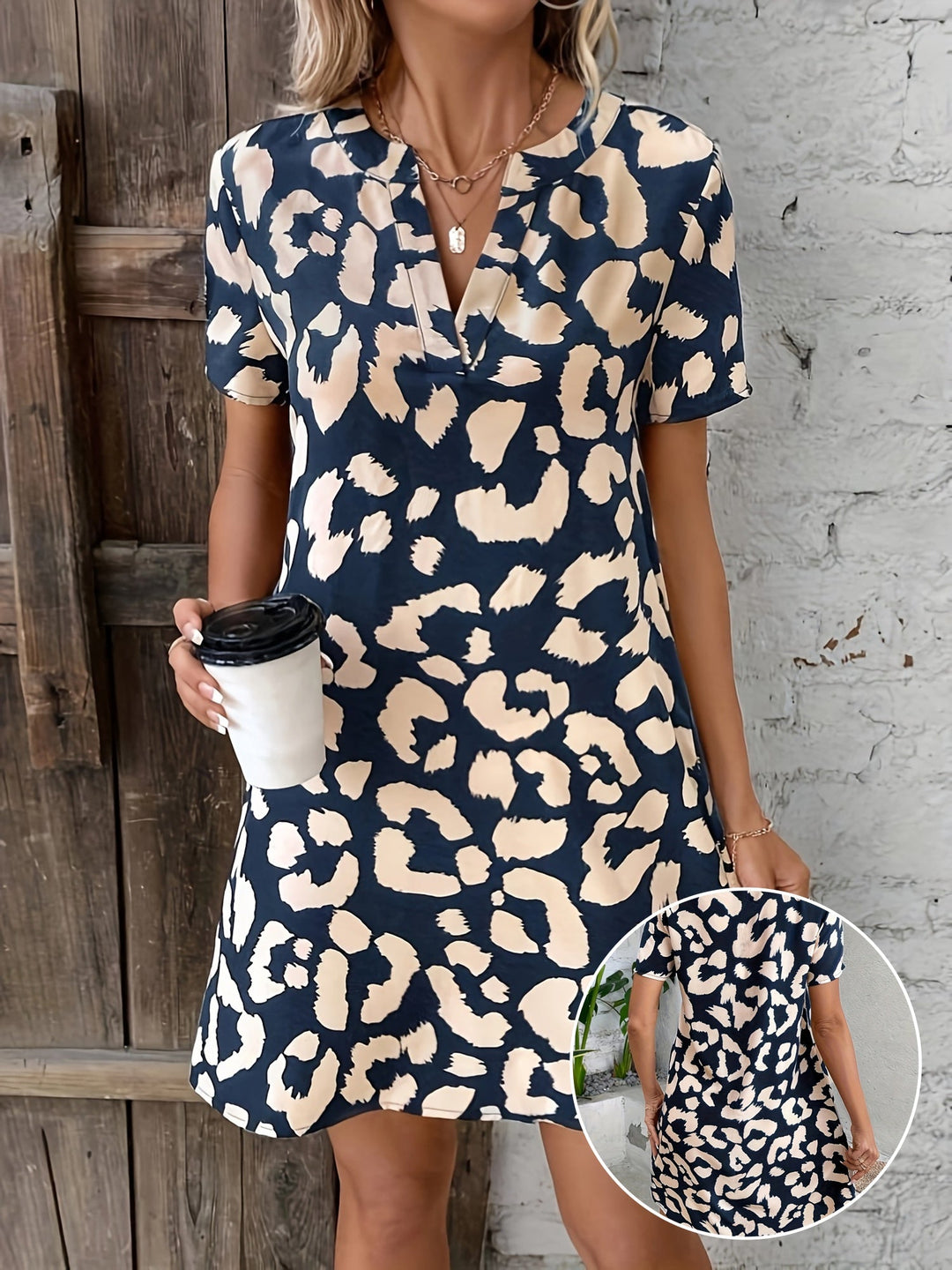 "Robe élégante à imprimé léopard pour femme, col V et manches courtes, parfaite pour un style chic."