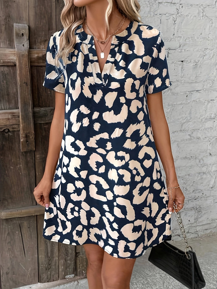 "Robe élégante à imprimé léopard pour femme, col V et manches courtes, parfaite pour un style chic."