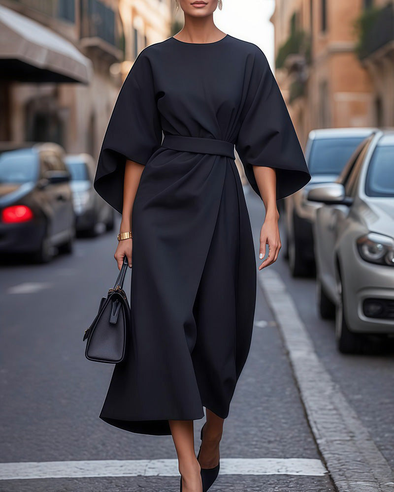 "Robe élégante avec manches lanternes chic et ceinture, idéale pour un look féminin et moderne lors d'occasions spéciales."
