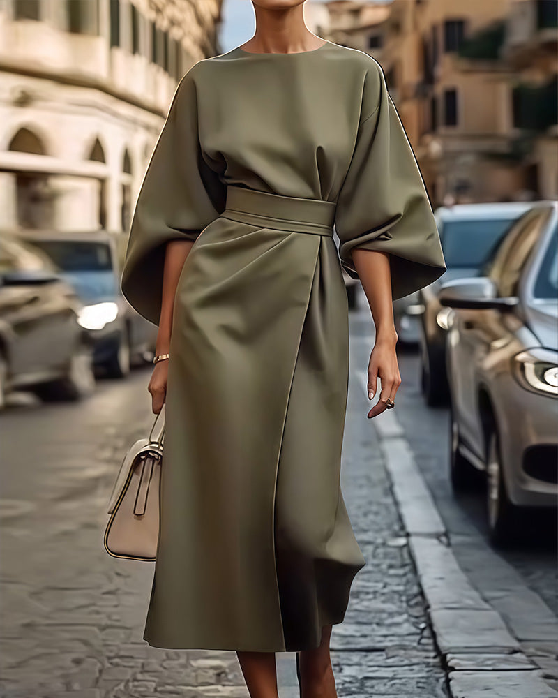 "Robe élégante avec manches lanternes chic et ceinture, idéale pour un look féminin et moderne lors d'occasions spéciales."